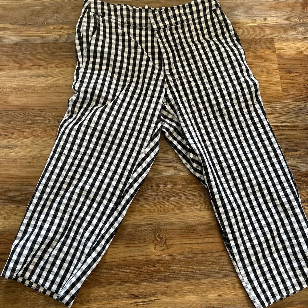 Time Tru Size 8 Work/play capris. Black white checked. Wonderful condition.